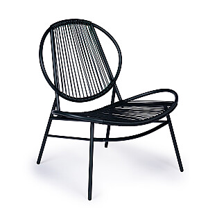 Комплект садовой мебели из ротанга, металлические стулья, скамейка и черный стол.