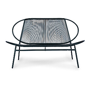 Rotangpalmas dārza mēbeļu komplekts, metāla krēsli, sols un melns galds.