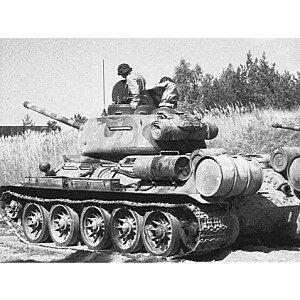 ITALERI krievu tanks T 3 4/85