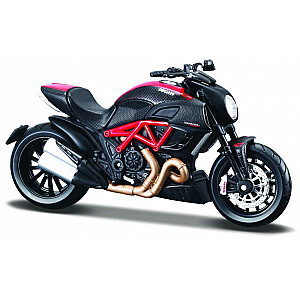 Metāla modelis Ducati Diavel Carbon ar 1/18 pamatni.