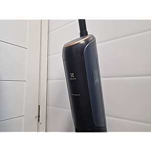 ИСПОЛЬЗОВАННЫЙ Беспроводной пылесос Electrolux серии 800 “Ultimate” Wet & Dry, модель EW81U3DB
