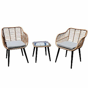 Комплект садовой мебели из ротанга со стульями и столом со стеклянной столешницей.