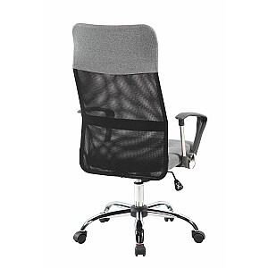 Офисный вращающийся стул с хромированными ножками и высокой спинкой.